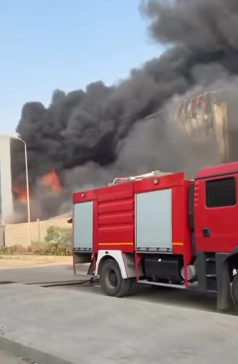 حريق مصنع بدر (1) حريق مصنع بدر (1)