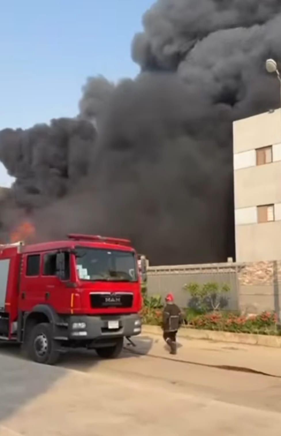 حريق مصنع بدر (9) حريق مصنع بدر (9)