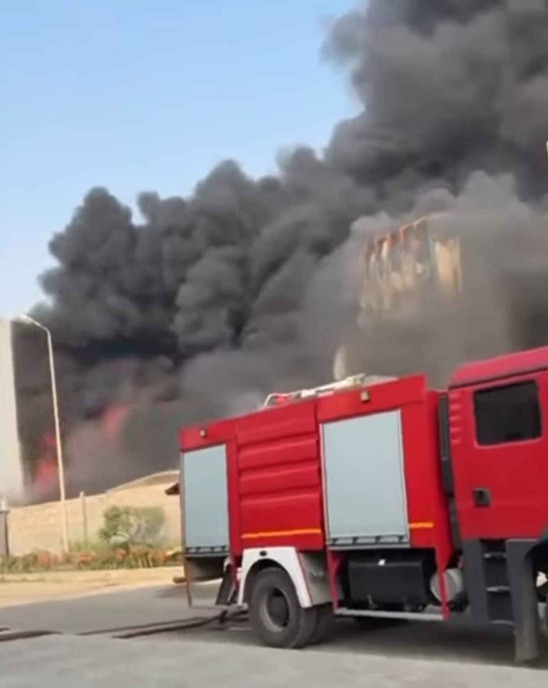 حريق مصنع بدر (6) حريق مصنع بدر (6)