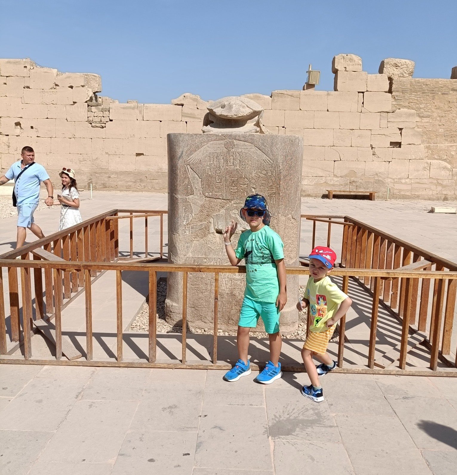بهجة الأطفال الأجانب فى قلب معابد الكرنك بالأقصر بهجة الأطفال الأجانب فى قلب معابد الكرنك بالأقصر