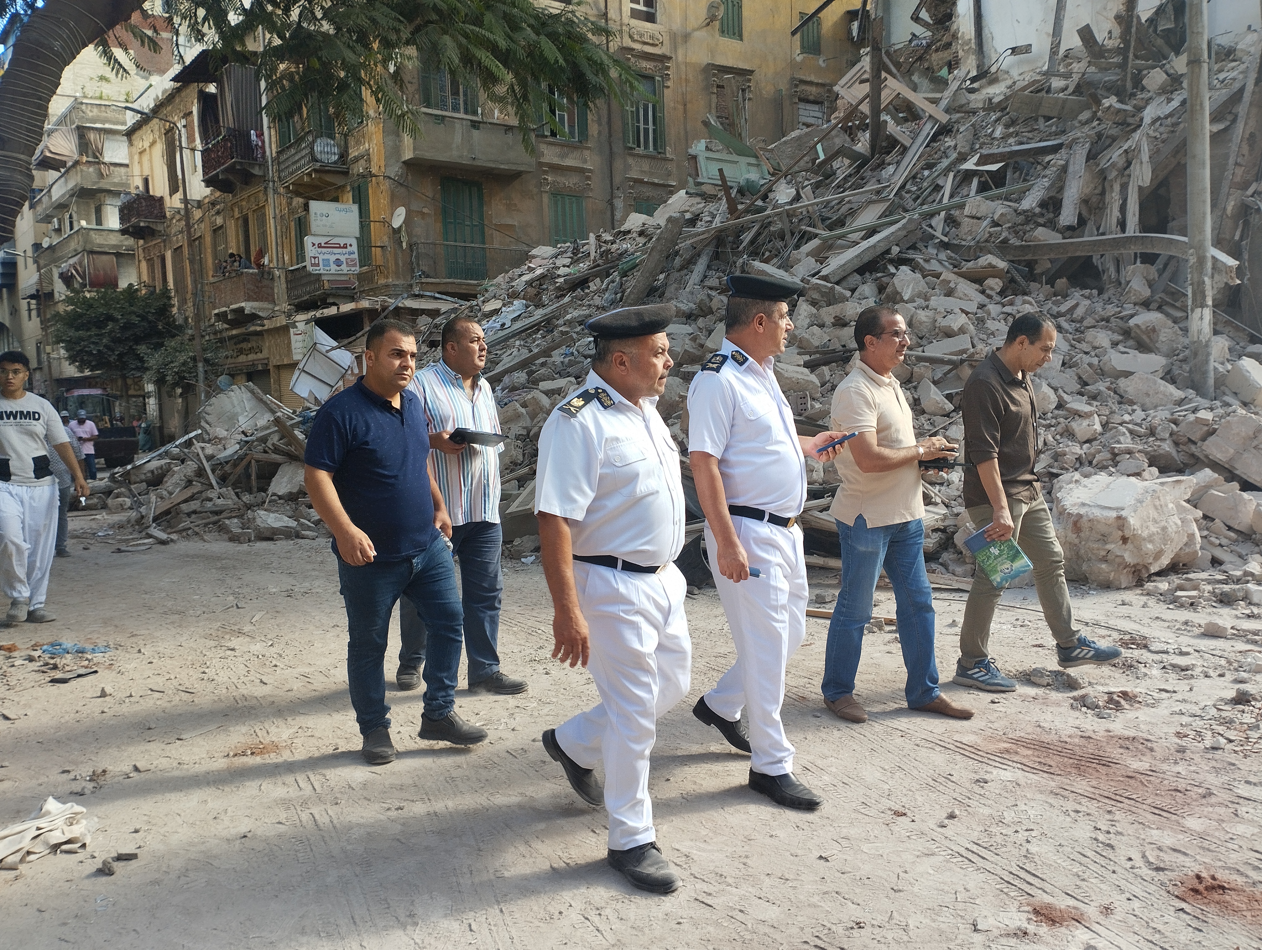 الأجهزة الأمنية بمكان إنهيار عقار العطارين بالإسكندرية الأجهزة الأمنية بمكان إنهيار عقار العطارين بالإسكندرية