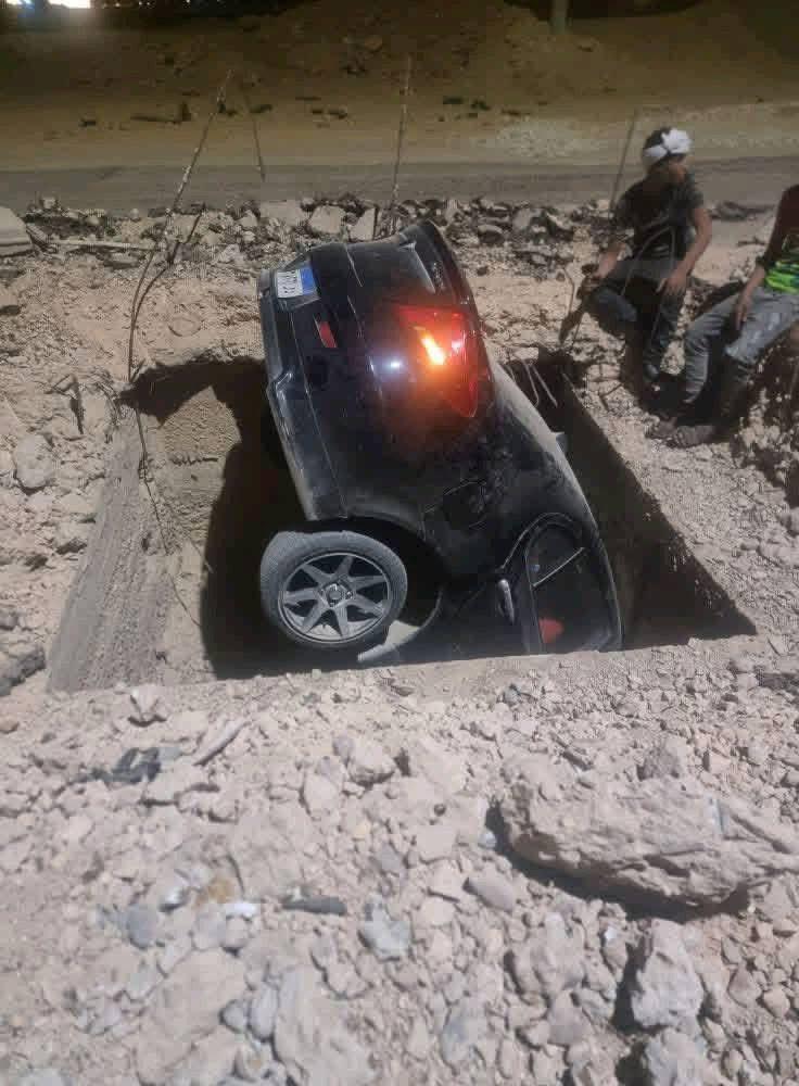 سقوط سيارة بداخلها زوجان فى حفرة بحدائق أكتوبر (2) سقوط سيارة بداخلها زوجان فى حفرة بحدائق أكتوبر (2)