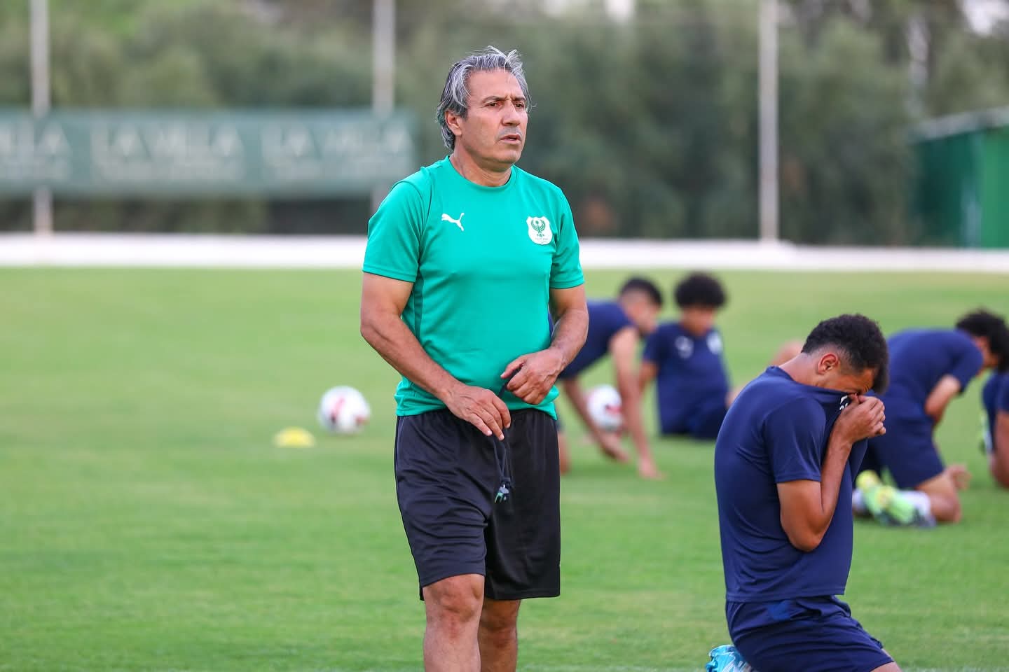 نبيل الكوكي مدرب المصري يمنح اللاعبين التعليمات نبيل الكوكي مدرب المصري يمنح اللاعبين التعليمات