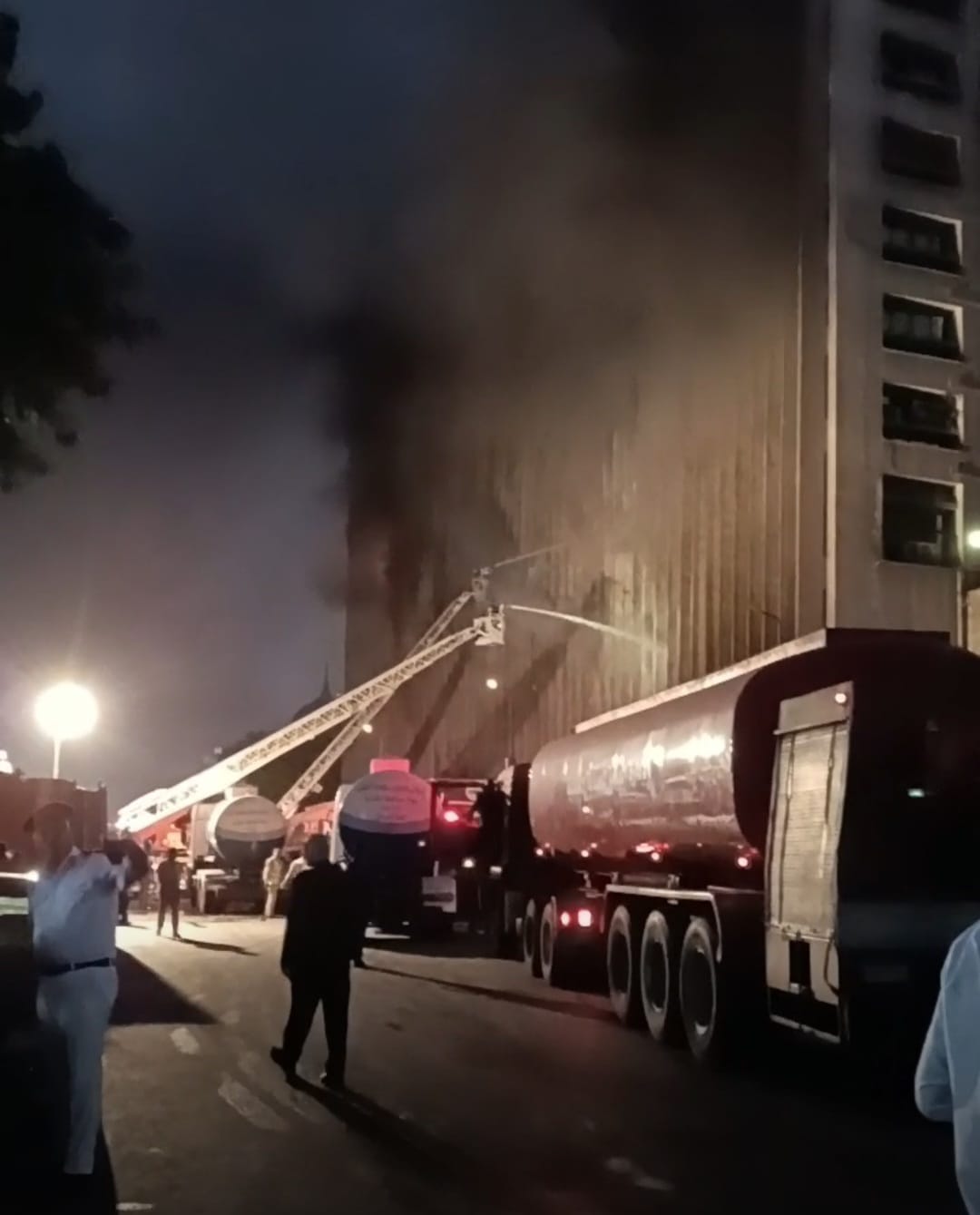 انتشار رجال المباحث بجوار المبنى انتشار رجال المباحث بجوار المبنى