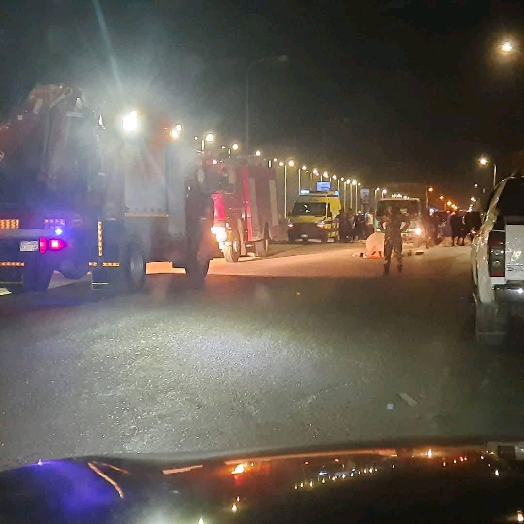 سقوط سيارة بداخلها زوجان فى حفرة بحدائق أكتوبر (1) سقوط سيارة بداخلها زوجان فى حفرة بحدائق أكتوبر (1)