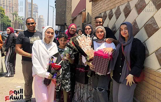 أسرة-فى-الجيزة-تحتفل-بابنتها-بعد-انتهاء-امتحانات-الثانوية-العامة-(2) أسرة-فى-الجيزة-تحتفل-بابنتها-بعد-انتهاء-امتحانات-الثانوية-العامة-(2)