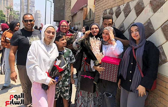 أسرة-فى-الجيزة-تحتفل-بابنتها-بعد-انتهاء-امتحانات-الثانوية-العامة-(1) أسرة-فى-الجيزة-تحتفل-بابنتها-بعد-انتهاء-امتحانات-الثانوية-العامة-(1)