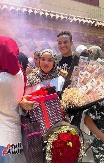 أسرة-فى-الجيزة-تحتفل-بابنتها-بعد-انتهاء-امتحانات-الثانوية-العامة-(5) أسرة-فى-الجيزة-تحتفل-بابنتها-بعد-انتهاء-امتحانات-الثانوية-العامة-(5)