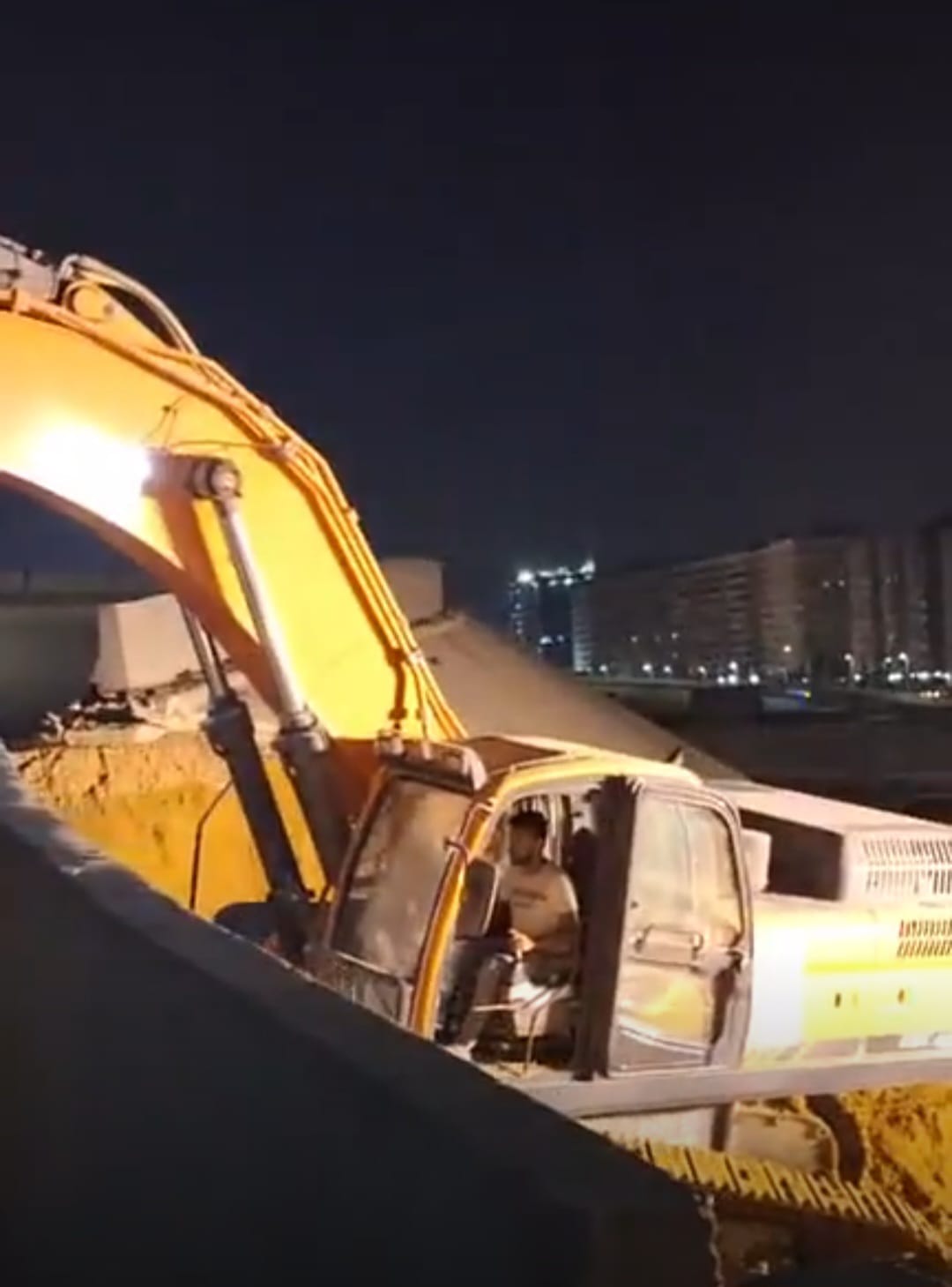 جانب من أعمال الإصلاحات (12) جانب من أعمال الإصلاحات (12)