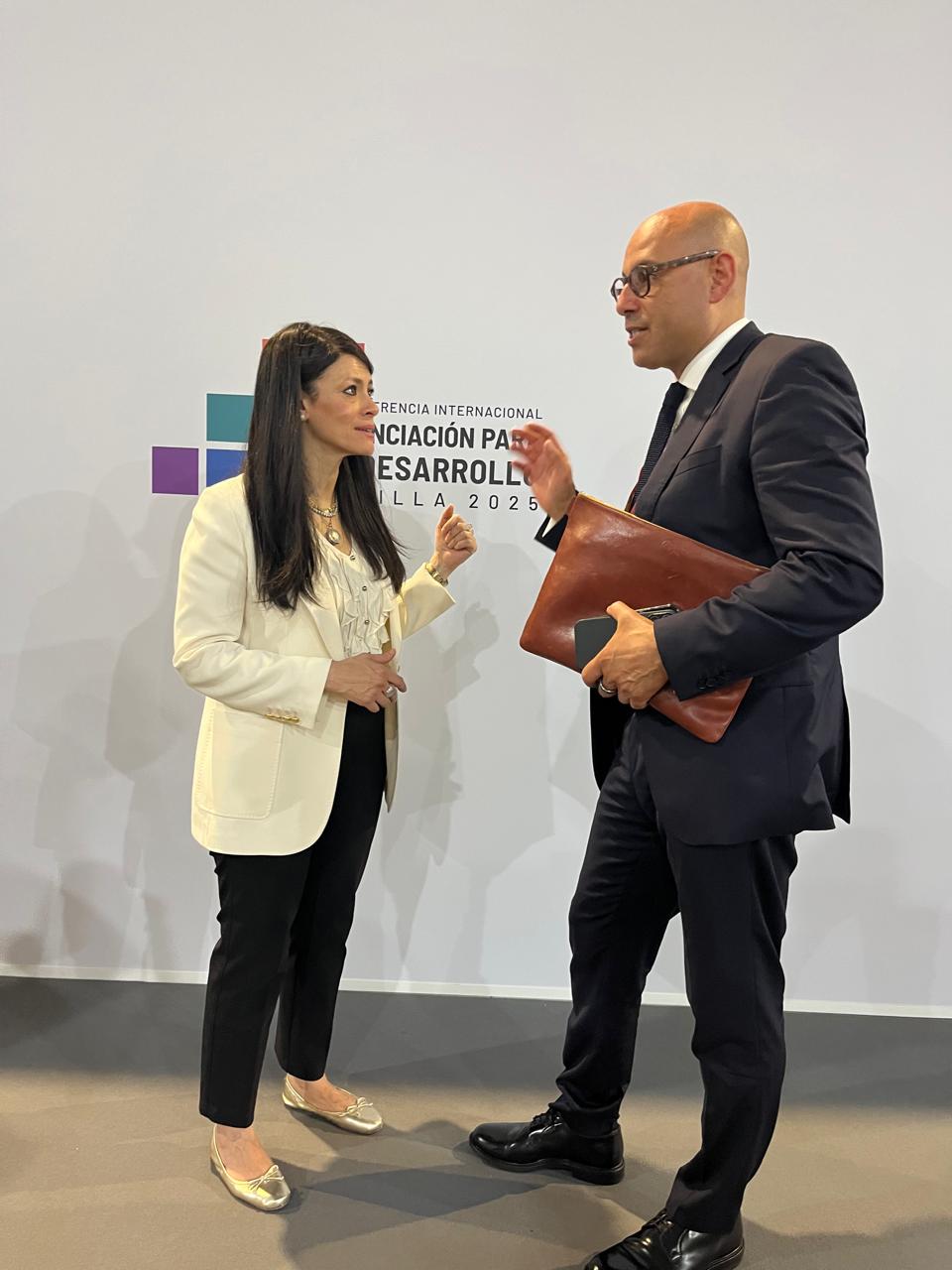 وزيرة التخطيط مع الأمين التنفيذي لاتفاقية تغير المناخ UNFCCC وزيرة التخطيط مع الأمين التنفيذي لاتفاقية تغير المناخ UNFCCC