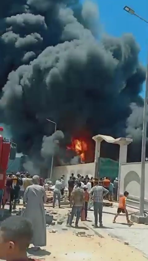 ألسنة اللهب تتصاعد في حريق مصنع إسفتج بدمياط ألسنة اللهب تتصاعد في حريق مصنع إسفتج بدمياط