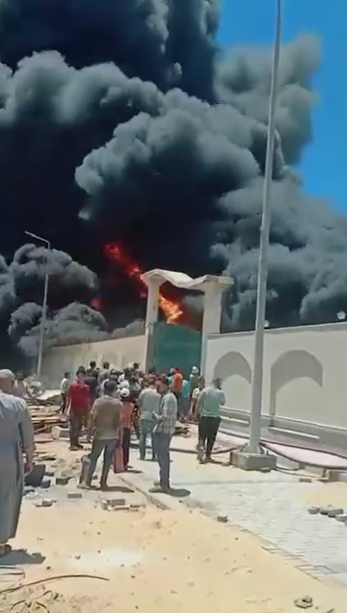 تصاعد الدخان فى حريق مصنع دمياط تصاعد الدخان فى حريق مصنع دمياط