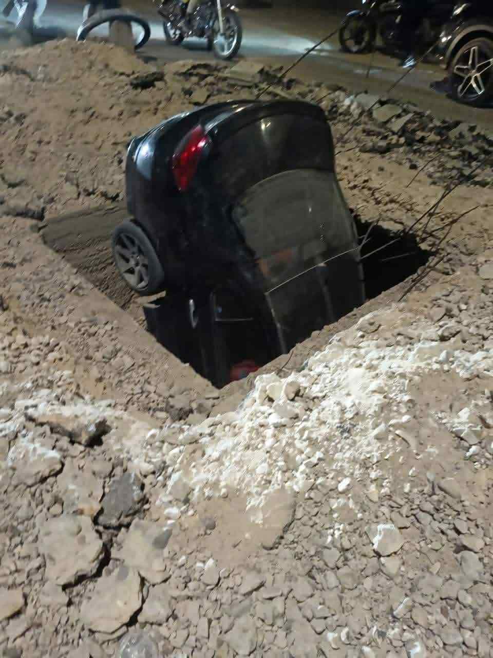 سقوط سيارة بداخلها زوجان فى حفرة بحدائق أكتوبر (3) سقوط سيارة بداخلها زوجان فى حفرة بحدائق أكتوبر (3)